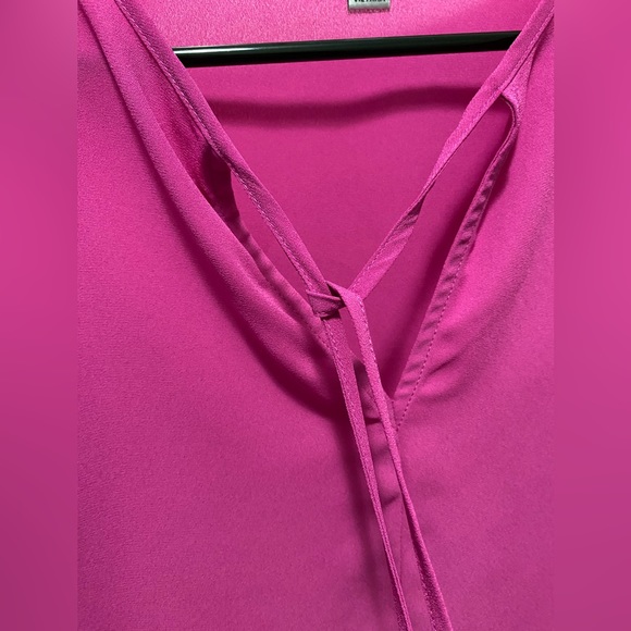 Tie-front keyhole blouse - Picture 4 of 4